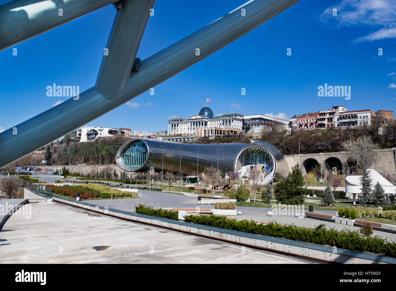 Blick auf Tbilisi aus die Brücke des Friedens. Im Hintergrund Concert Hall und die offizielle Residenz des georgischen Präsidenten. Georgien. Stockfoto