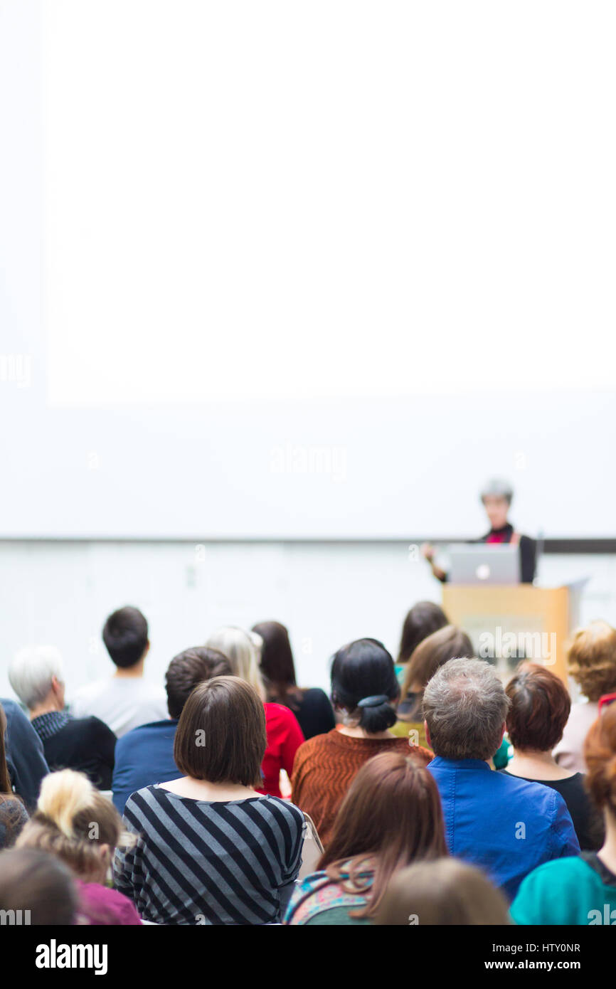 Frau hält Vortrag über Business-Konferenz. Stockfoto