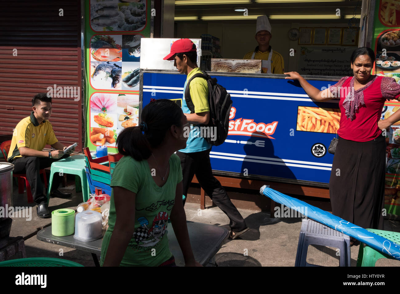 Ein Fast-Food Straßenstand in Maha Bandoola Road, Yangon Region, Yangon, Myanmar. Stockfoto