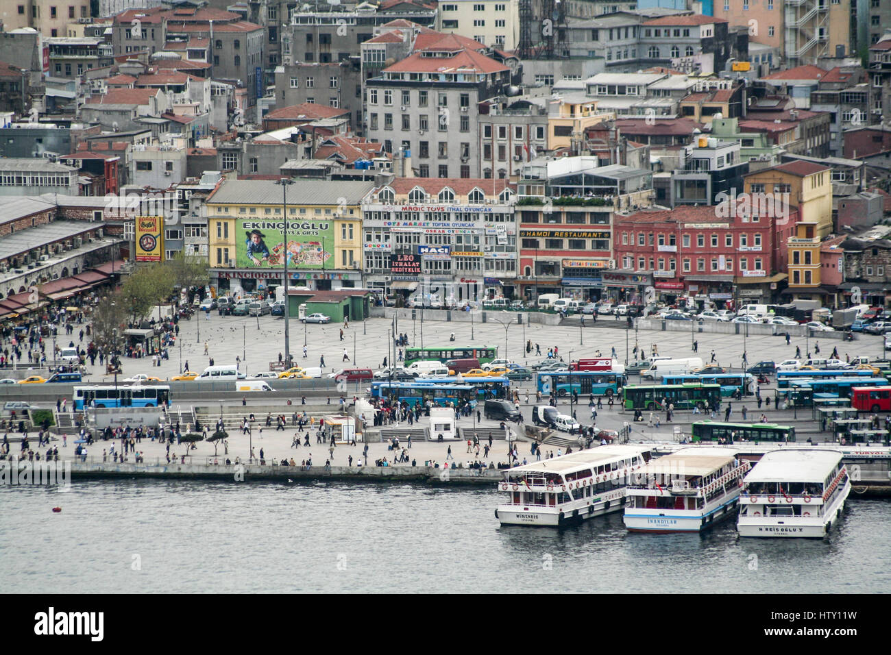 Istanbul, Turky vom Bosporus aus gesehen. mit Booten im Vordergrund Stockfoto