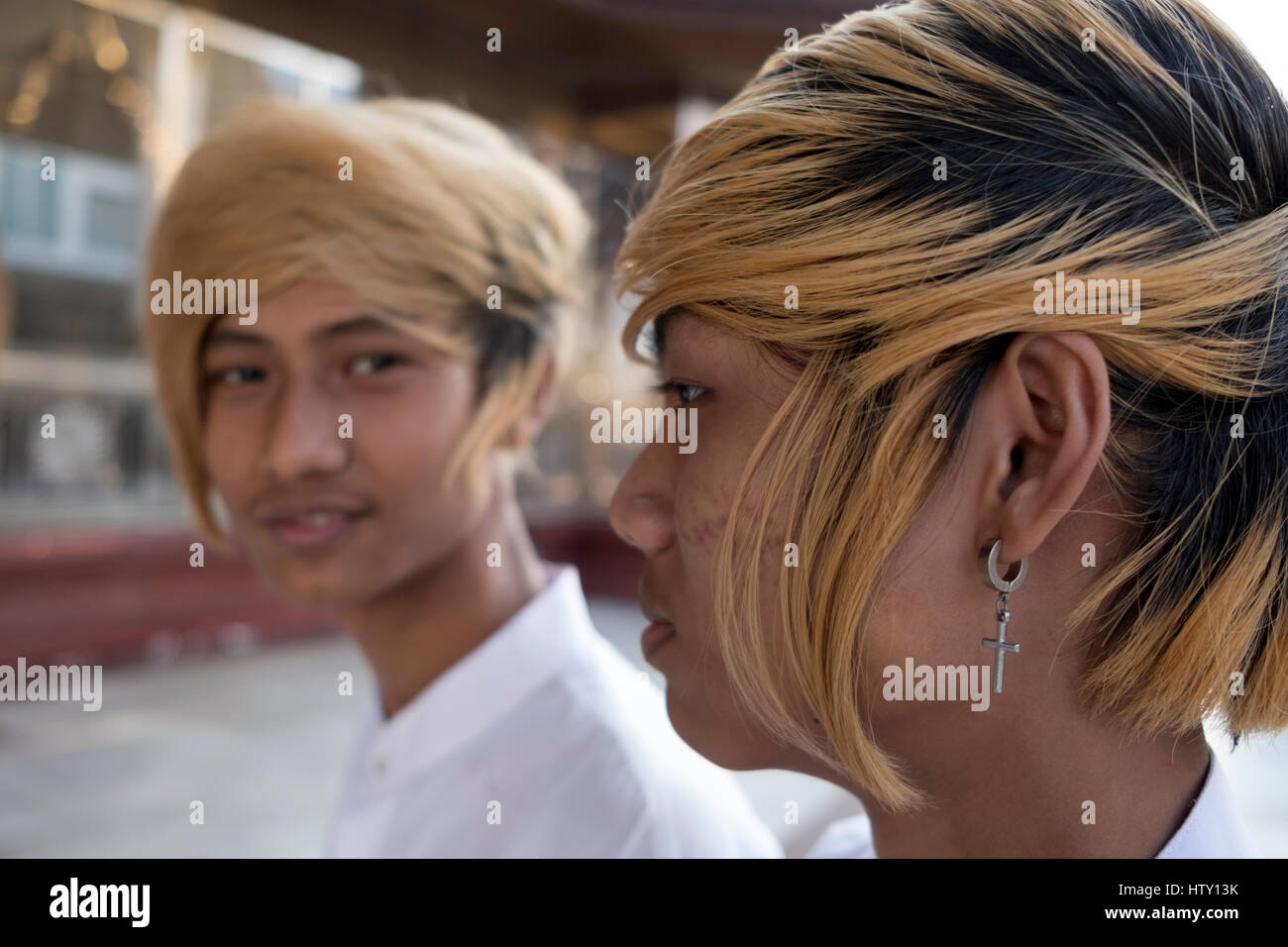 Modische junge Männer an der Shwedagon-Pagode in Yangon, Region Yangon, Myanmar Stockfoto