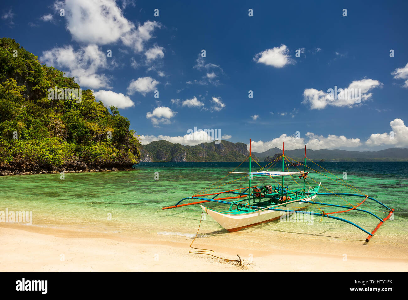 Traditionelle Banca Boot in klarem Wasser am Strand in der Nähe von Cudugnon Höhle, El Nido, Palawan Island, Philippinen Stockfoto