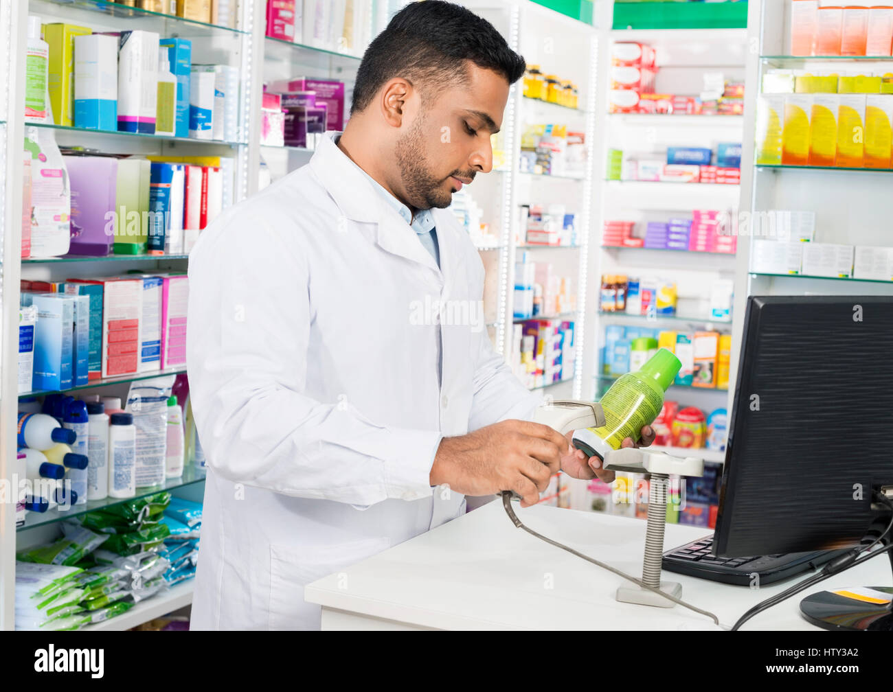 Chemiker Scannen Barcode des Produkts am Schalter Stockfoto