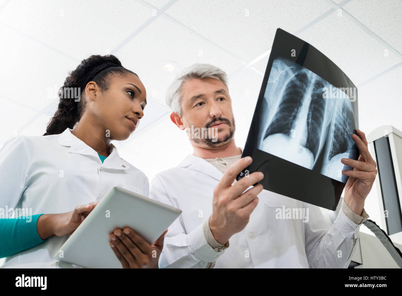 Radiologen mit X-ray Mit digitalen Tablet im Krankenhaus Stockfoto