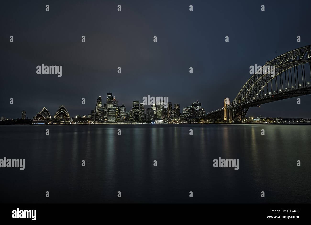 Sydney Innenstadt mit Opernhaus und die Harbour Bridge bei Nacht, New South Wales, Australien. Langzeitbelichtung. Stockfoto