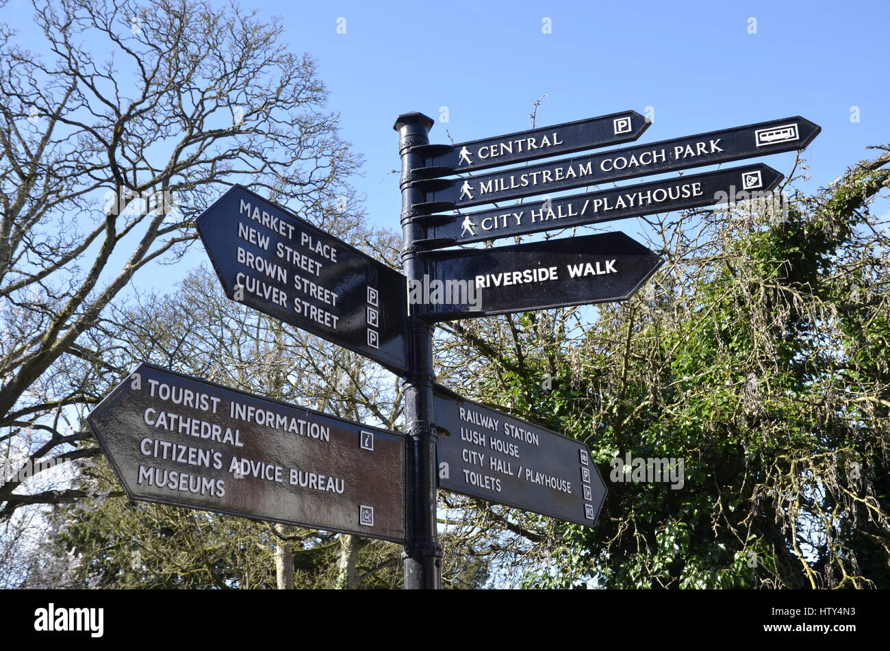 Ein Wegweiser zeigt Richtungen zu den wichtigsten Sehenswürdigkeiten in Salisbury, Wiltshire Stockfoto