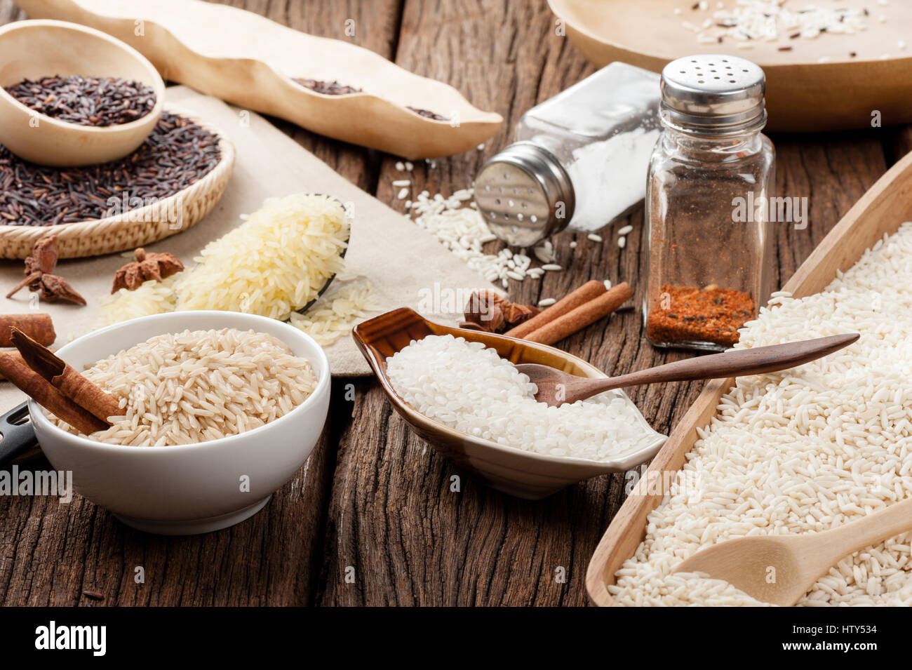 verschiedene Reissorten in der Küche, gesund essen Stockfoto