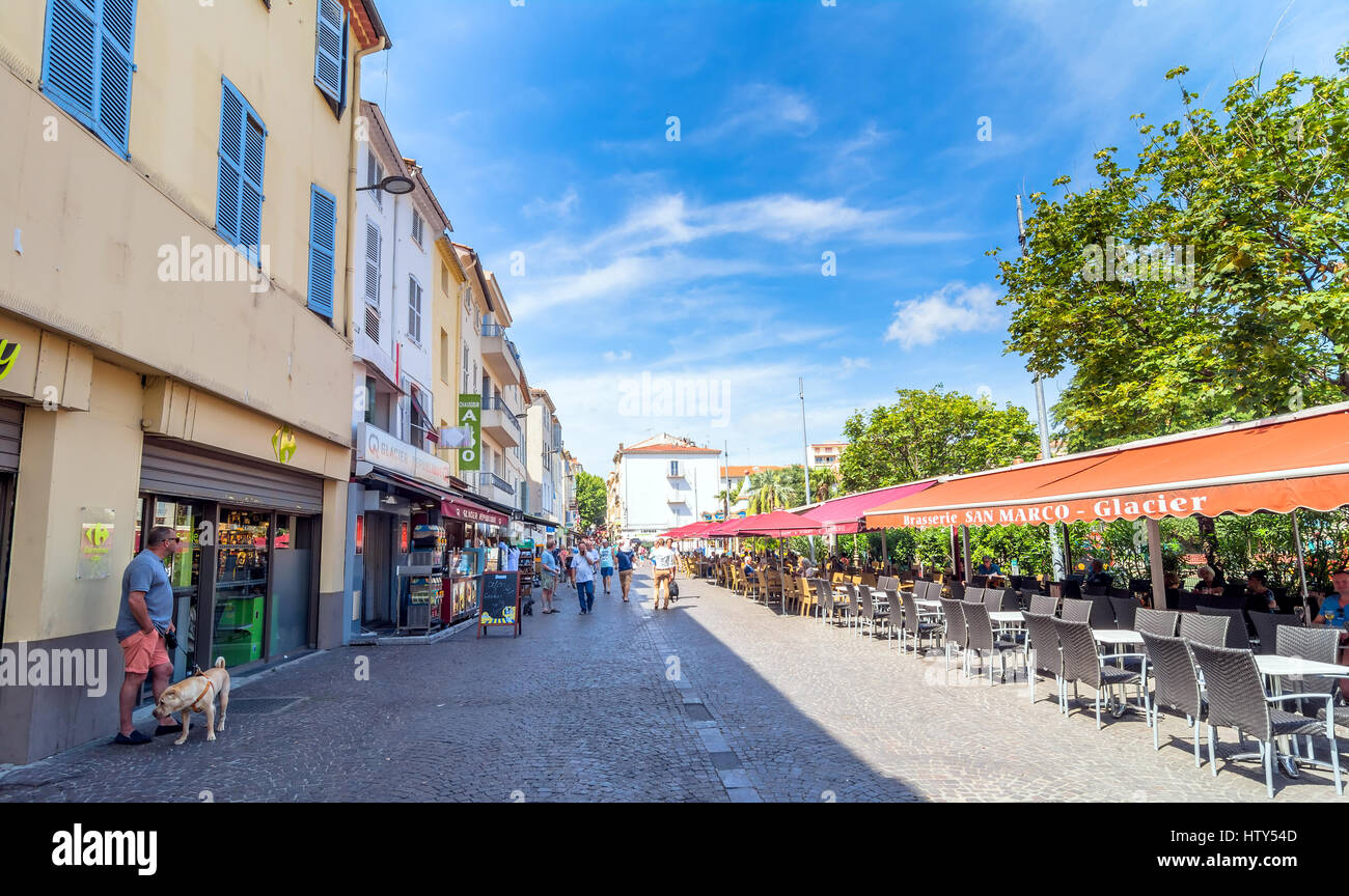 Tagesansicht des Place des Martyrs De La Resistance bei Touristen in