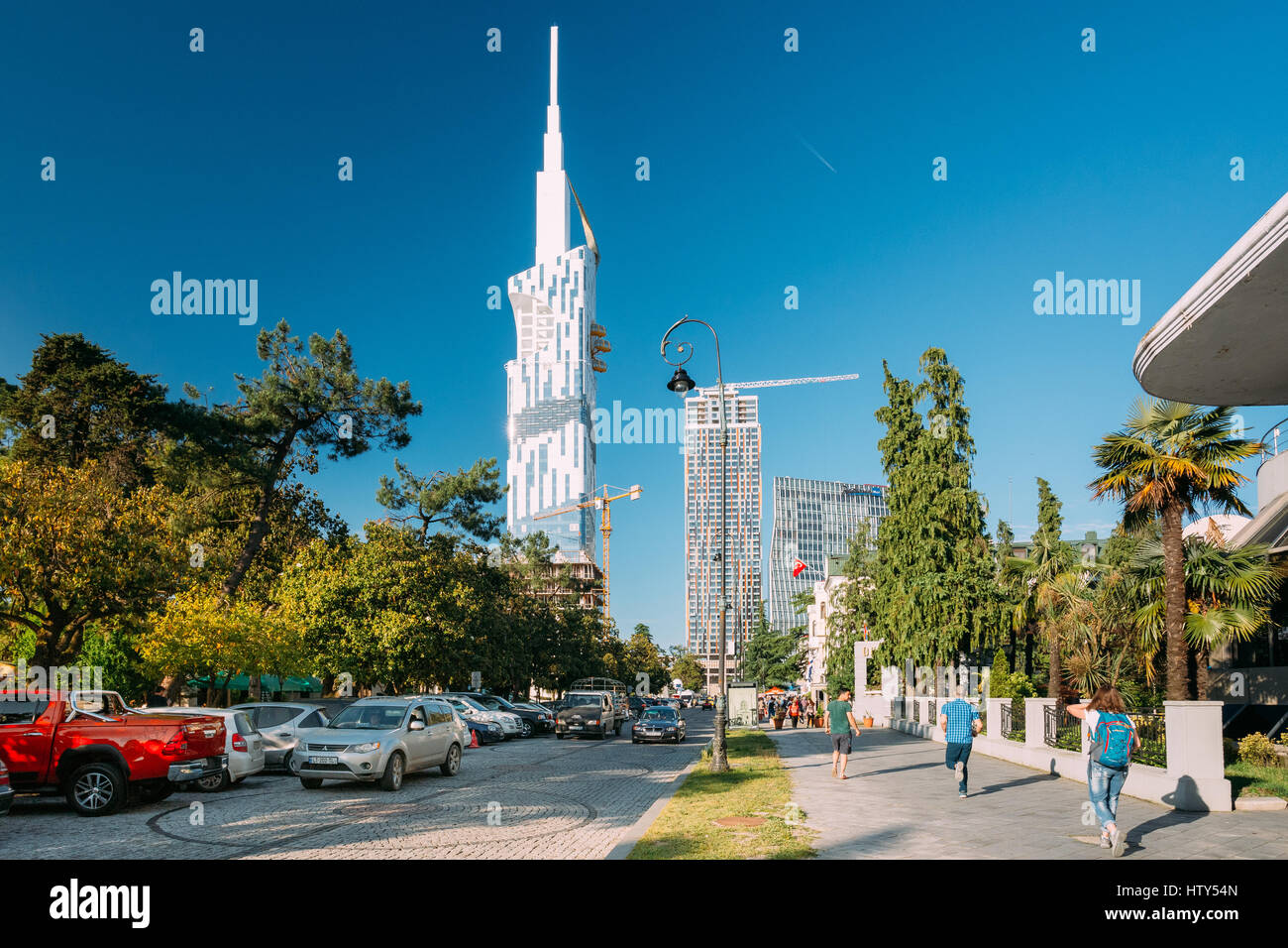 Batumi, Adscharien, Georgia - 25. Mai 2016: Menschen zu Fuß auf Ninoshvili Straße in der Nähe von Gebäuden Schwarzmeer technologische Universität Batumi, Wohn h Stockfoto