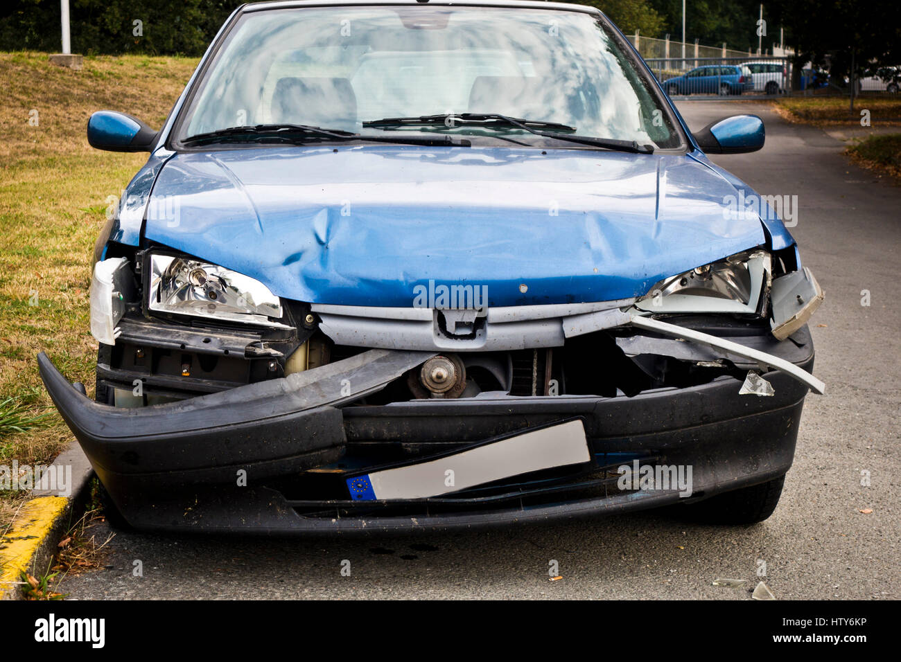 abgestürztes Auto nach Unfall Stockfoto