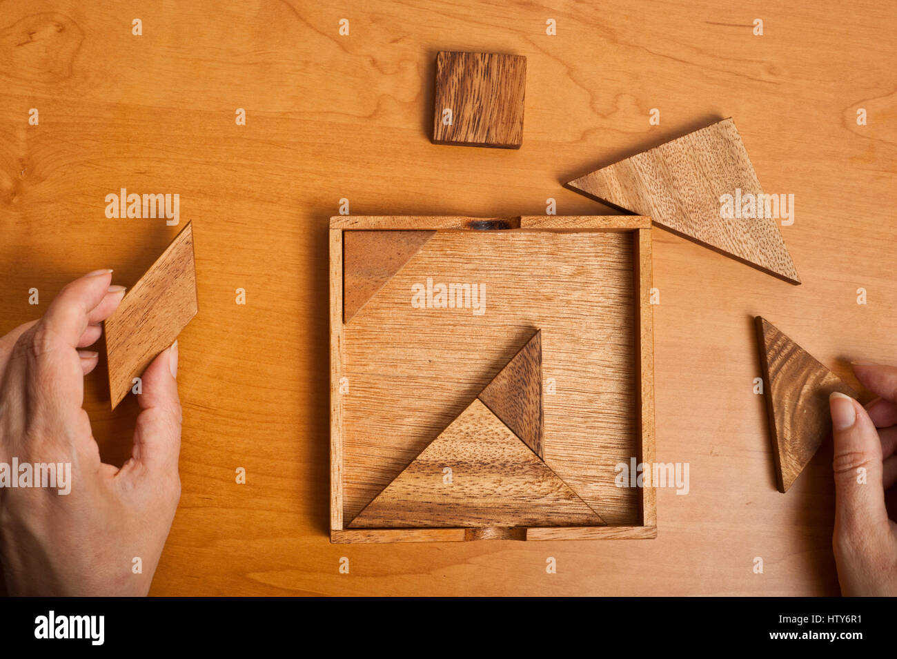 ein Tangram-Rätsel zu lösen Stockfoto