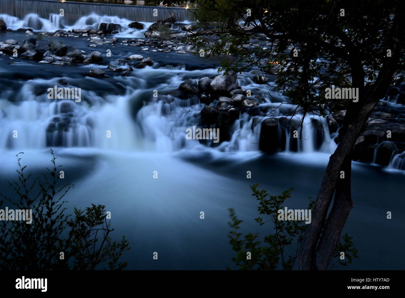 Nachtaufnahmen von Idaho Falls, Idaho. Langzeitbelichtung des Wasserfalls in einer Spätsommer-Nacht. Stockfoto
