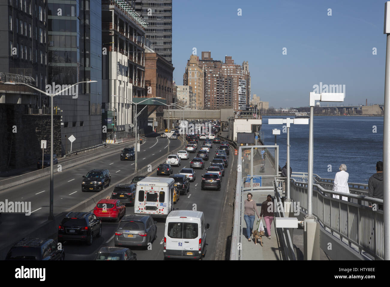 Blick nach Norden auf den FDR Drive von 70. Straße entlang dem östlichen Rand von Manhattan entlang des East River. Stockfoto