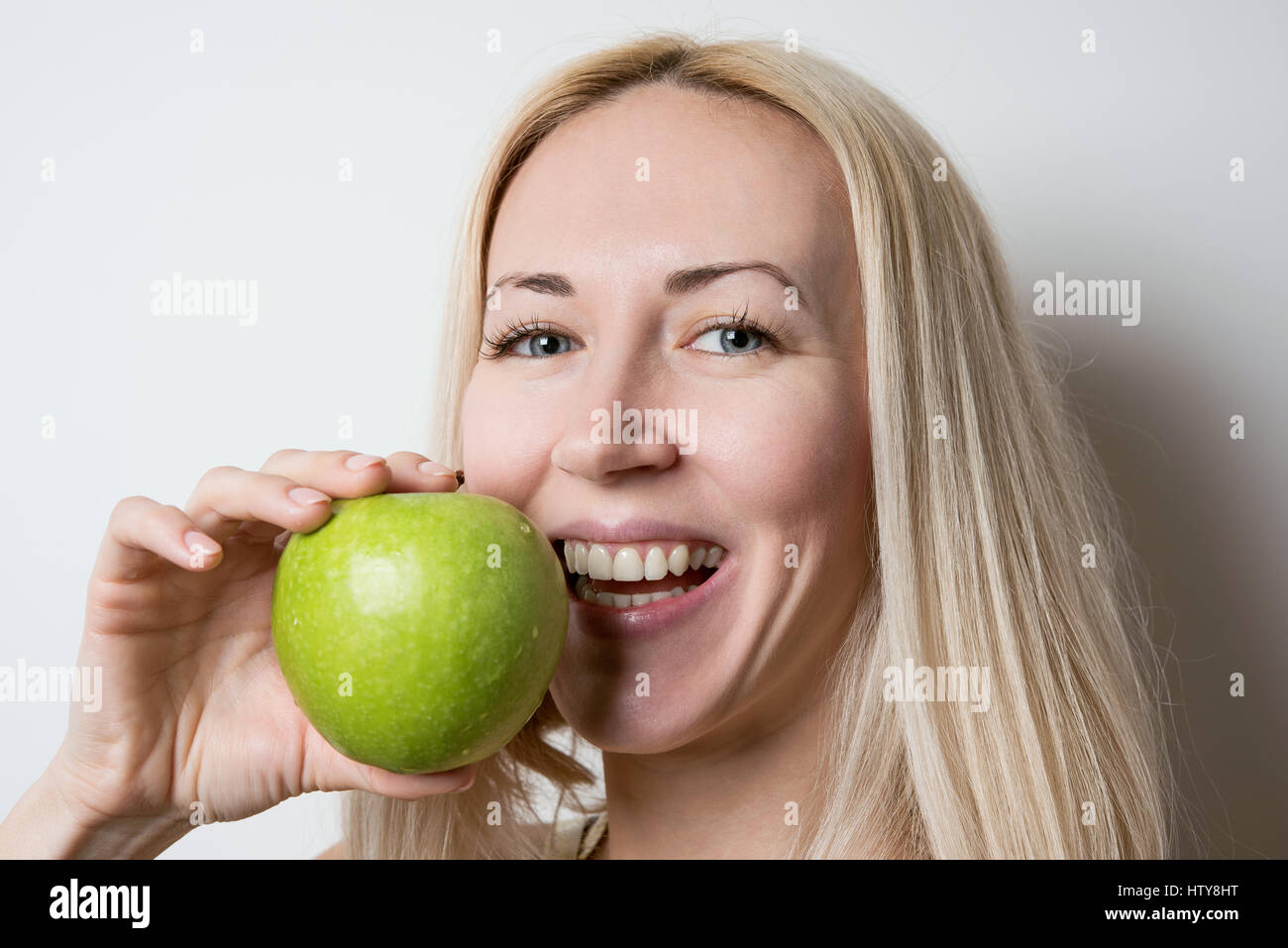 schöne Mädchen Apfel beißen Stockfoto