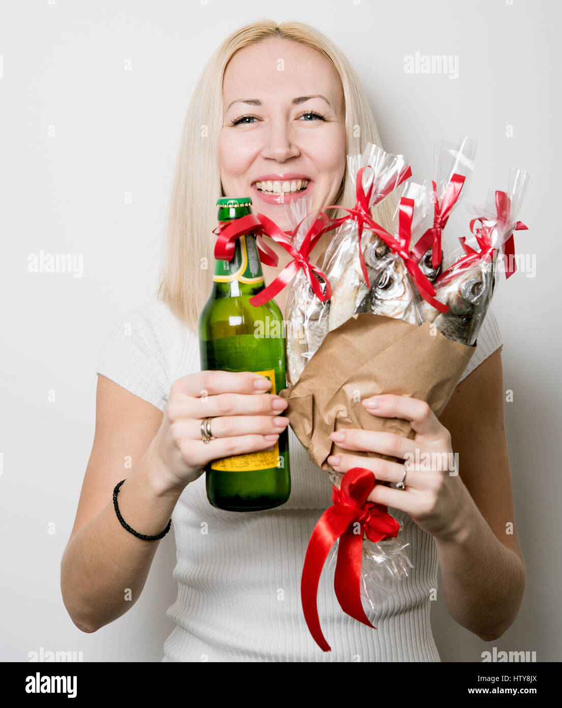 Mädchen mit einem Blumenstrauß für Männer Stockfoto