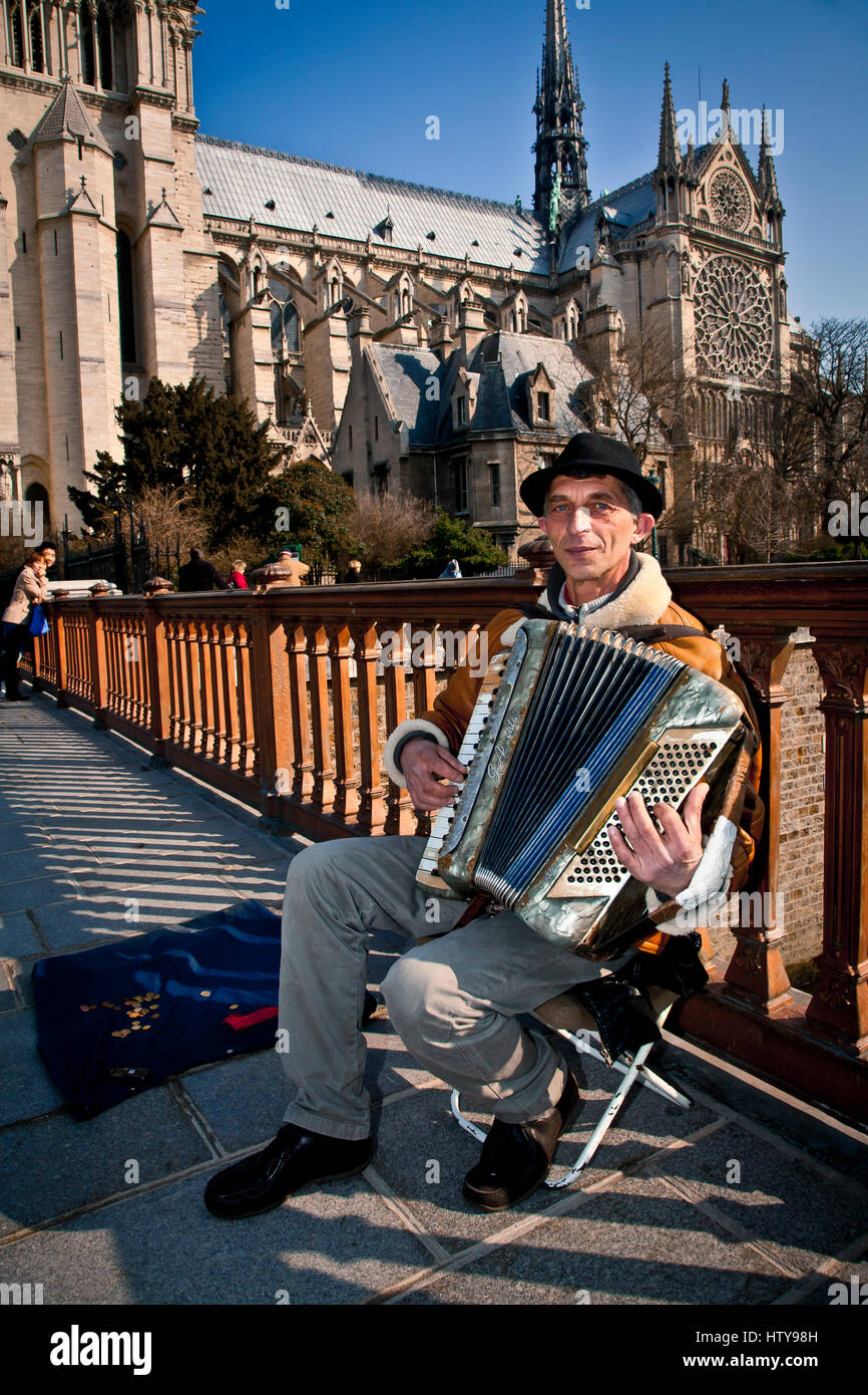 Musiker in der Nähe von Kathedrale Notre-Dame. Paris, Frankreich, Europa. Stockfoto