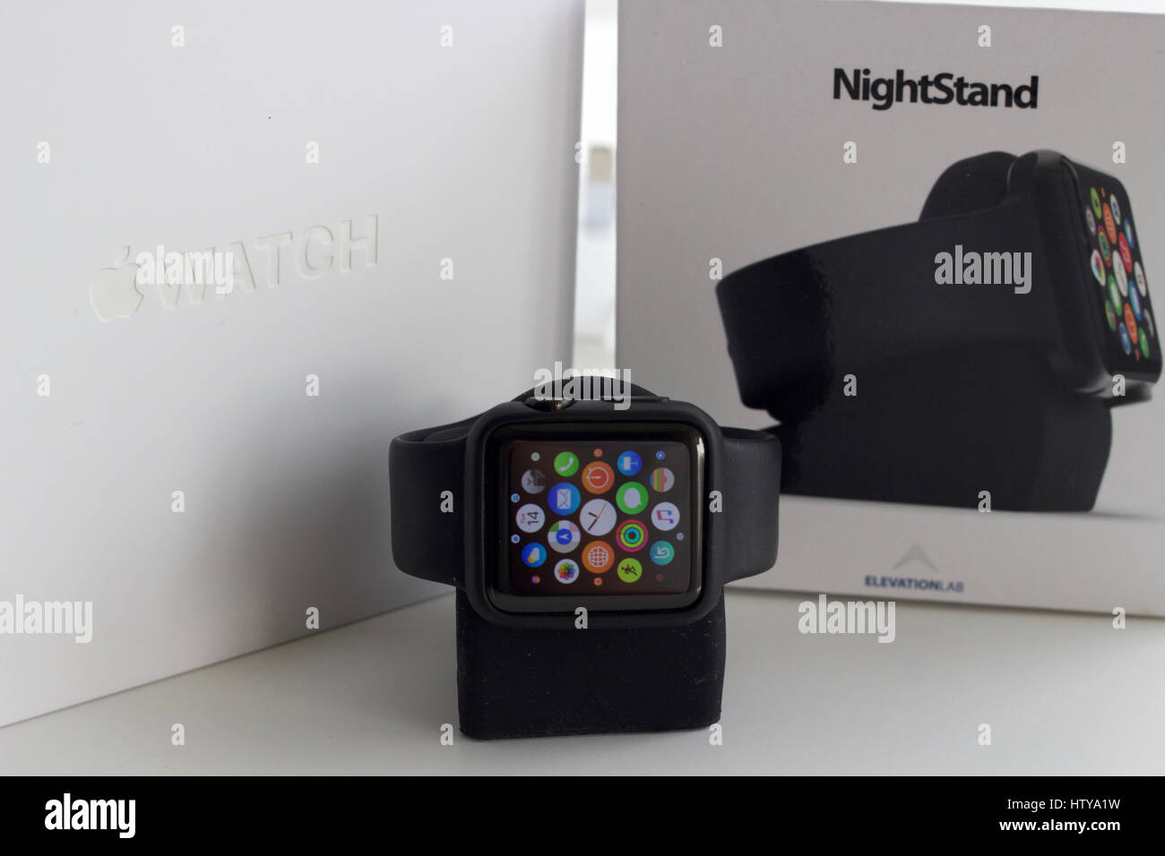 Apple Watch auf dem display Stockfoto