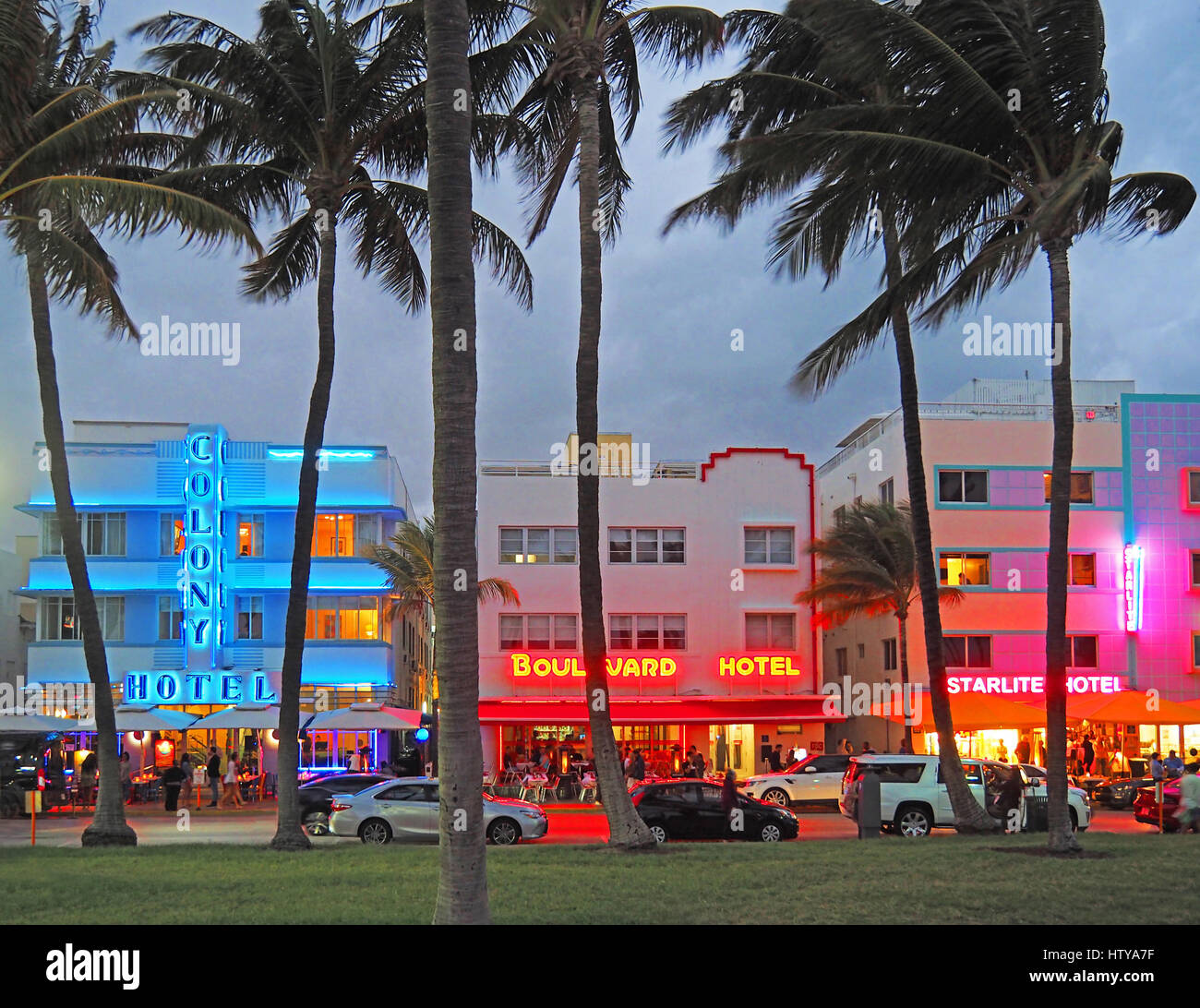 Art Deco District Neon auf Hotels in der Abenddämmerung in Miami South Beach. Stockfoto