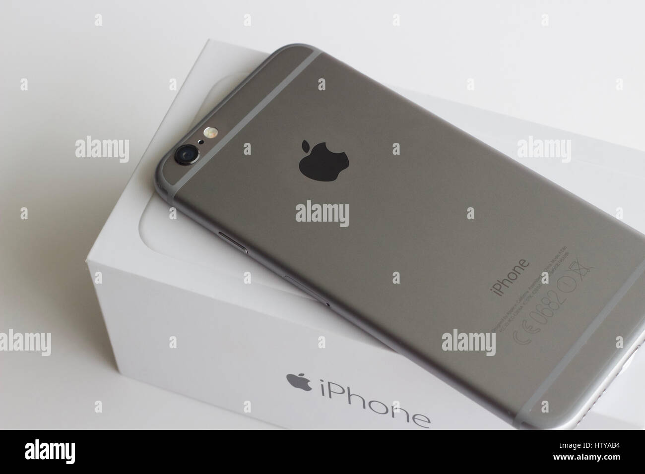 Ein Apple iPhone ruht auf der Originalverpackung Stockfoto