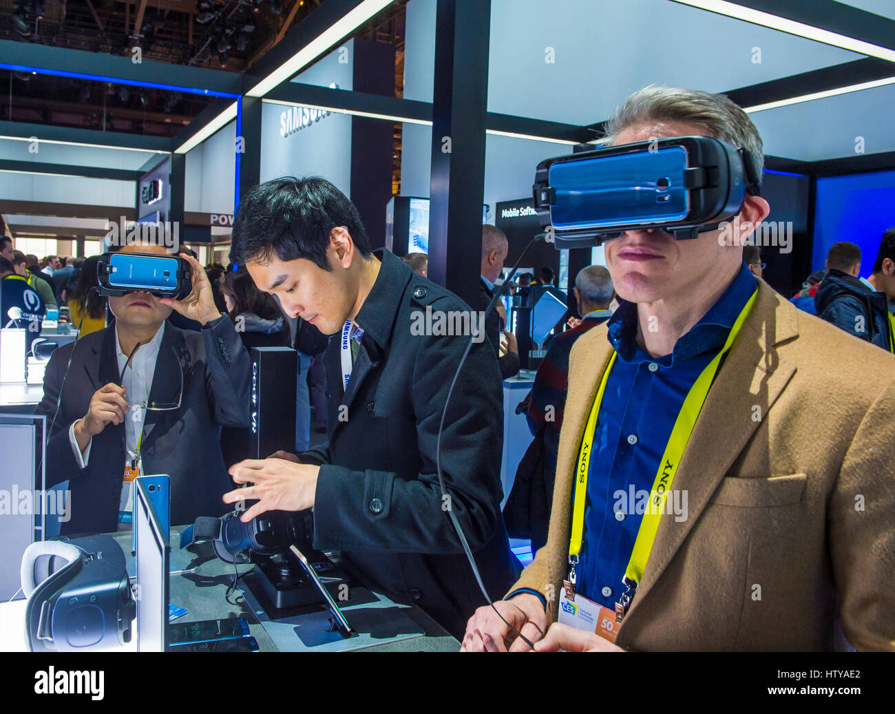 LAS VEGAS - JAN 08: Virtual-Reality-Demonstration auf der Samsung-Stand auf der CES in Las Vegas auf Anzeigen 8. Januar 2017, CES ist die weltweit führende c Stockfoto