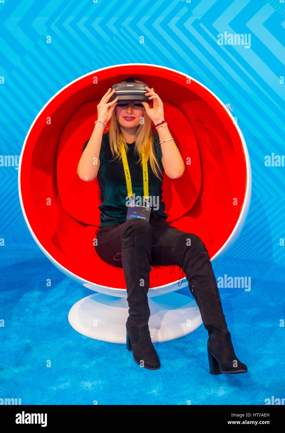 LAS VEGAS - JAN 08: Virtual-Reality-Demonstration an der Vivitar Stand auf der CES in Las Vegas auf Anzeigen 8. Januar 2017, CES ist die weltweit führende c Stockfoto