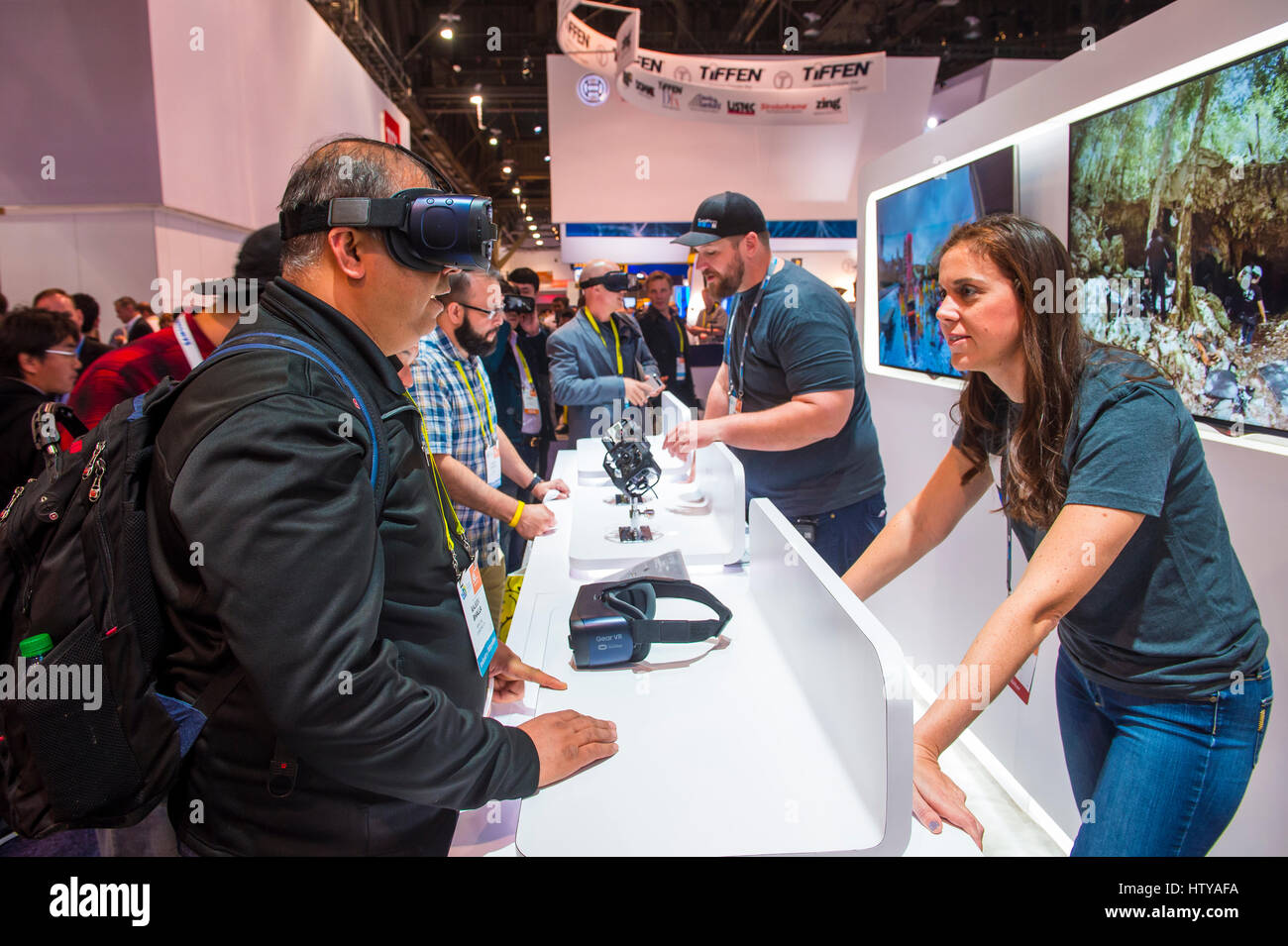 LAS VEGAS - JAN 08: Virtual-Reality-Demonstration an der Gopro-Stand auf der CES in Las Vegas am 8. Januar 2017, CES ist die weltweit führende con Stockfoto