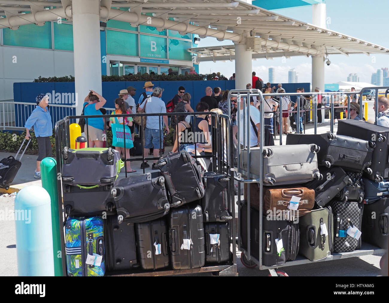 Gepäck eingecheckt für Kreuzfahrt im Hafen von Miami Stockfotografie - Alamy