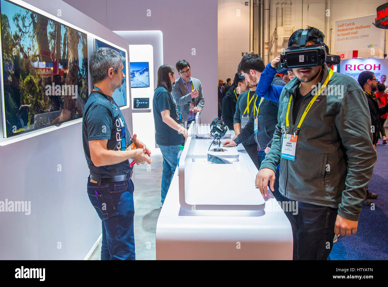 LAS VEGAS - JAN 08: Virtual-Reality-Demonstration an der Gopro-Stand auf der CES in Las Vegas am 8. Januar 2017, CES ist die weltweit führende con Stockfoto