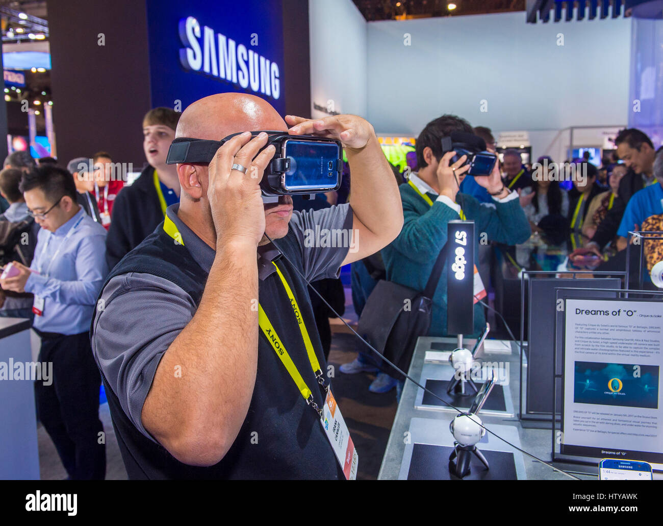 LAS VEGAS - JAN 08: Virtual Reality Demonstration auf der Samsung-Stand auf der CES in Las Vegas statt, am 8. Januar 2017, CES ist die weltweit führende Stockfoto