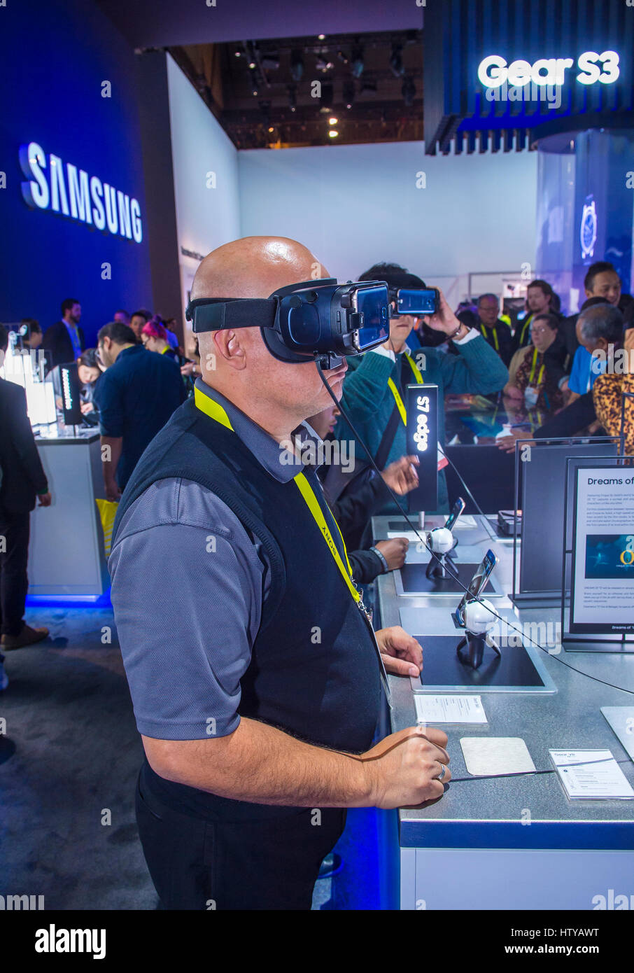 LAS VEGAS - JAN 08: Virtual Reality Demonstration auf der Samsung-Stand auf der CES in Las Vegas statt, am 8. Januar 2017, CES ist die weltweit führende Stockfoto