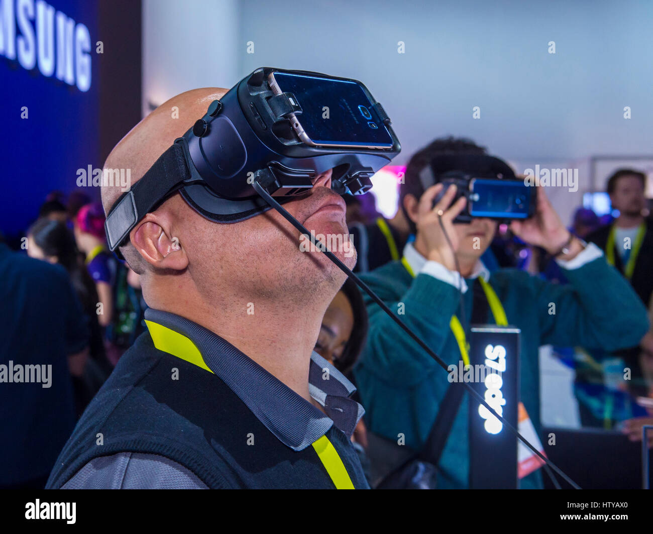 LAS VEGAS - JAN 08: Virtual Reality Demonstration auf der Samsung-Stand auf der CES in Las Vegas statt, am 8. Januar 2017, CES ist die weltweit führende Stockfoto