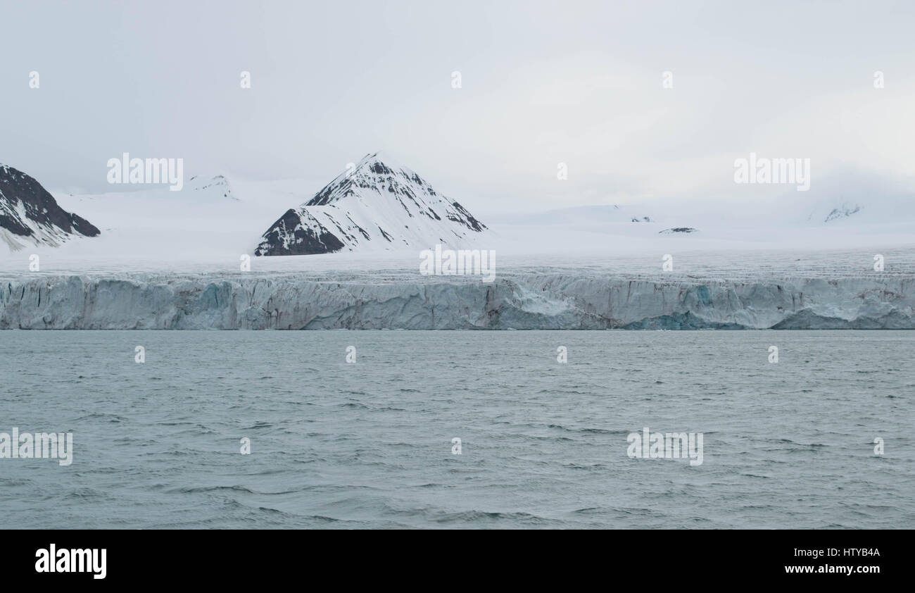 Gletscher treffen den Ozean auf Svalbard in Norwegen Stockfoto