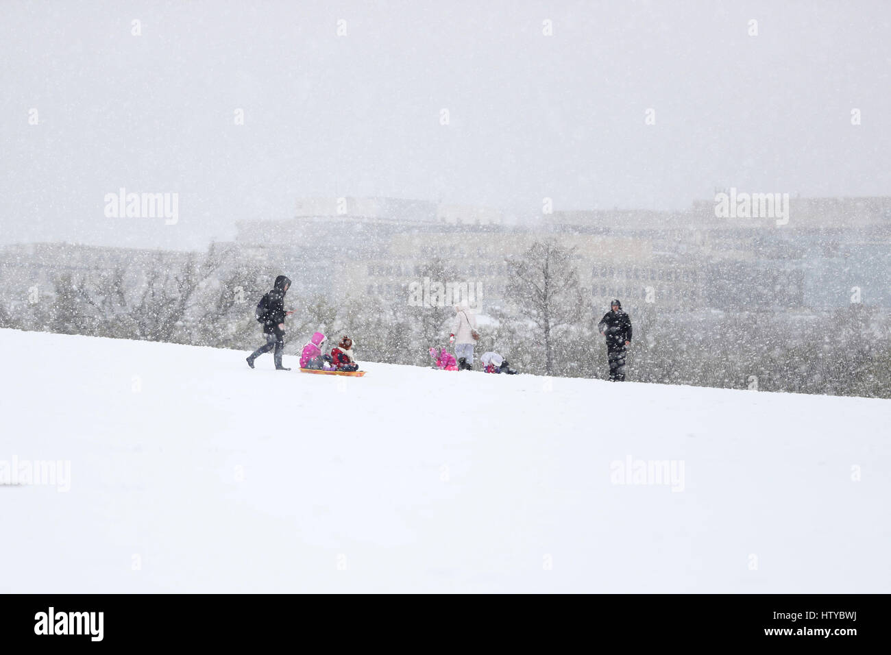 Menschen spielen in den Schnee in Washington, D.C., USA, als ein Sturm erwartet mehr als einen Fuß Schnee fallen der Nord-östlichen hämmerte hat, uns lähmt ein Großteil der Washington-Boston-Korridor. Stockfoto