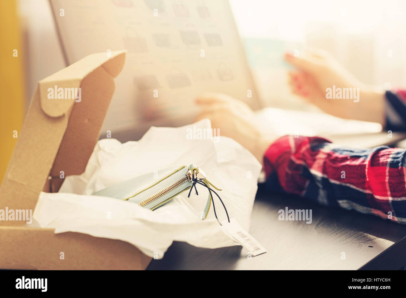 Frau Online-Kauf im Internet-Shop Stockfoto