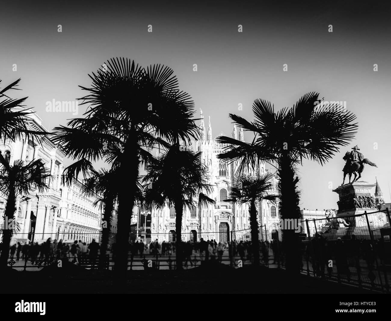 Mailand, Italien - 21. Februar 2017: das Aussehen von einer Oase mit Palmen gegenüber Mailänder Gotik-Ära Dom hat eine lebhafte öffentliche hervorgebracht Stockfoto