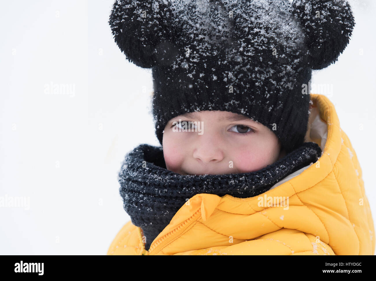 Portrait eines jungen im Schnee warme Kleidung zu tragen Stockfoto