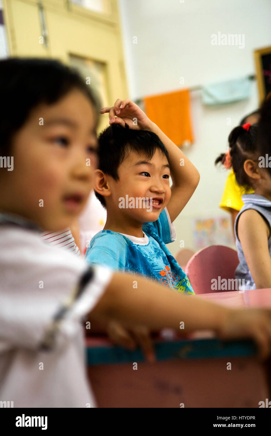 Chinesische Kinder in einem Kindergarten irgendwo in China. Stockfoto