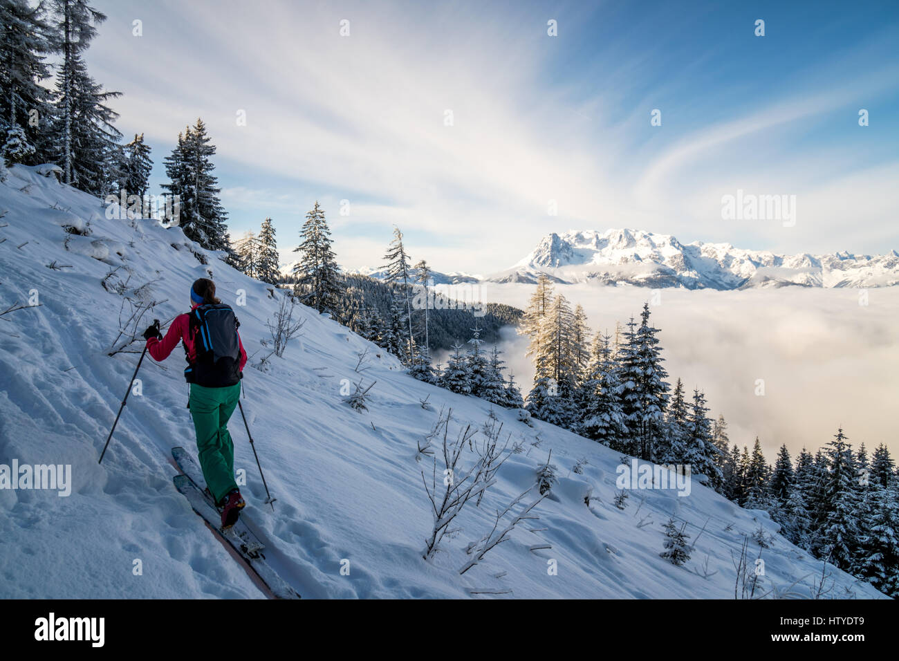 Frau auf Skiern, Salzburg, Österreich Stockfoto