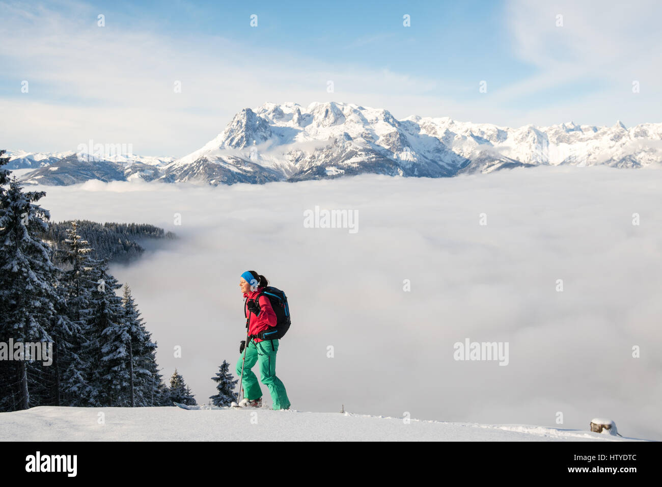 Frau auf Skiern, Salzburg, Österreich Stockfoto