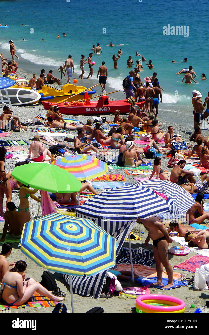 Badegäste in Monterosso al Mare in Cinque Terre, Italien. Stockfoto