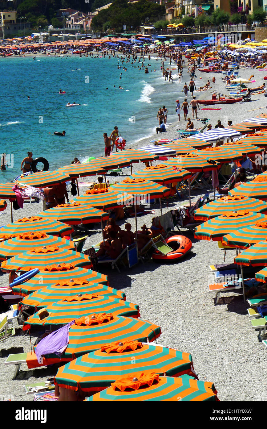 Badegäste in Monterosso al Mare in Cinque Terre, Italien. Stockfoto