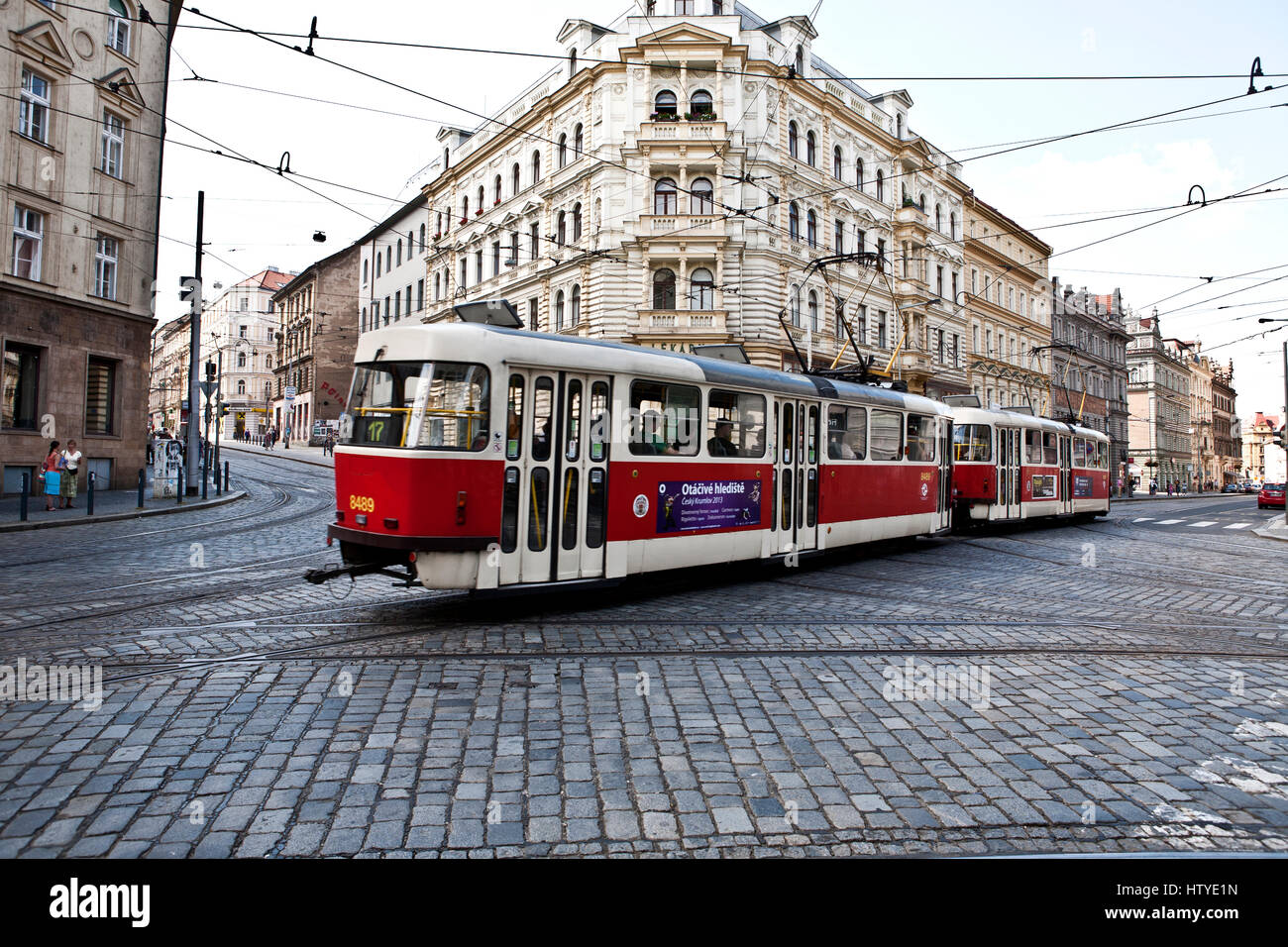 Eine rote Straßenbahn in Prag, Tschechien. Stockfoto