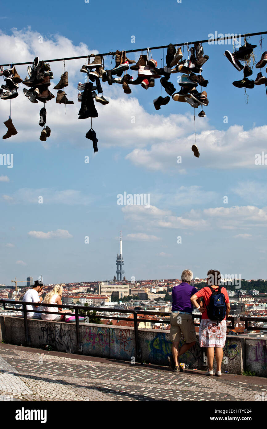 Schuh warf am Prager Metronom in Letna Park, Tschechien. Stockfoto