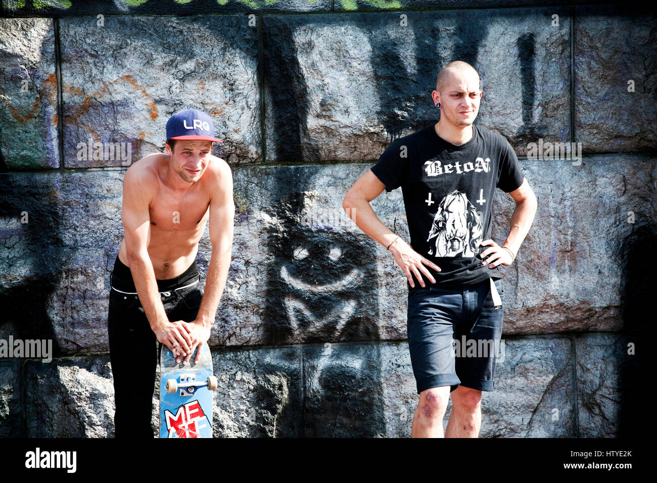 Zwei Skater am Prager Metronom in Letna Park, Tschechien. Stockfoto