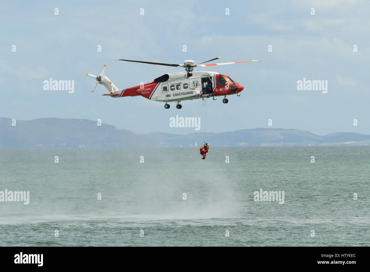 Britische HM Küstenwache Hubschrauber Sikorsky S-92 von Bristow Hubschrauber betrieben die Durchführung einer Rescue Übung vor der Küste von Moelfre ANGLESEY Wales Stockfoto