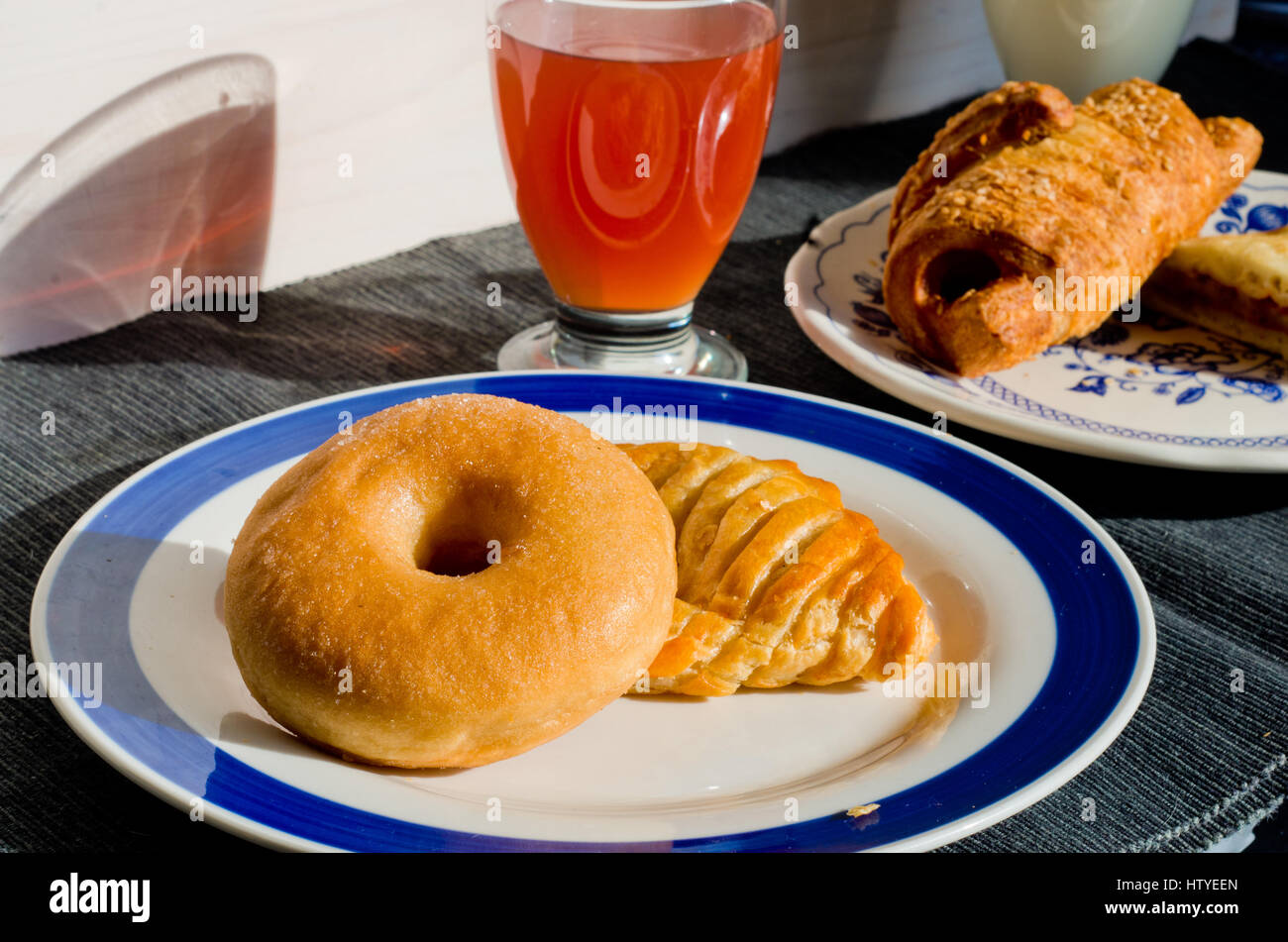 Frühstücksgebäck mit frischem Saft Stockfoto