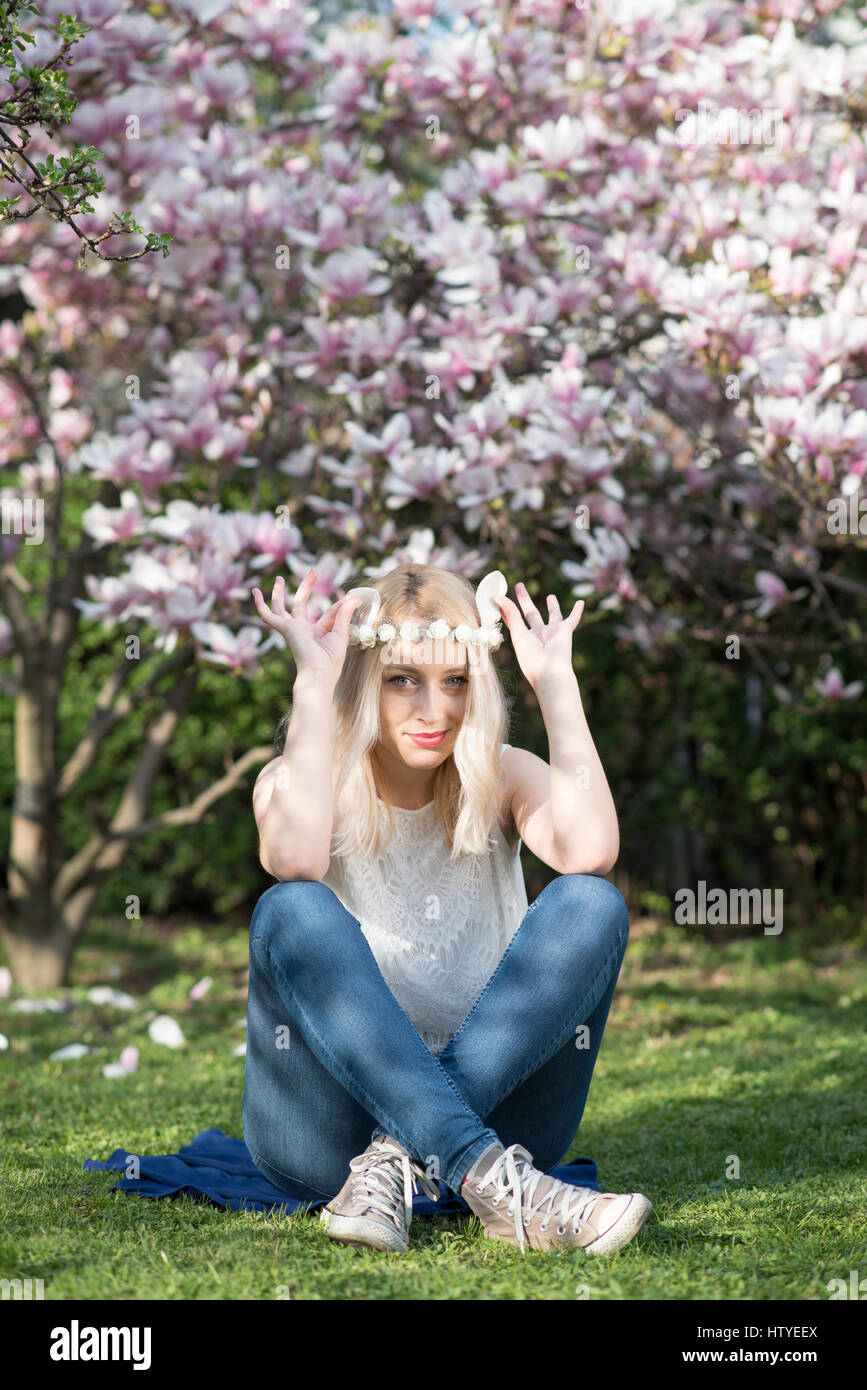 Frau im Garten von einer Magnolie Stockfoto