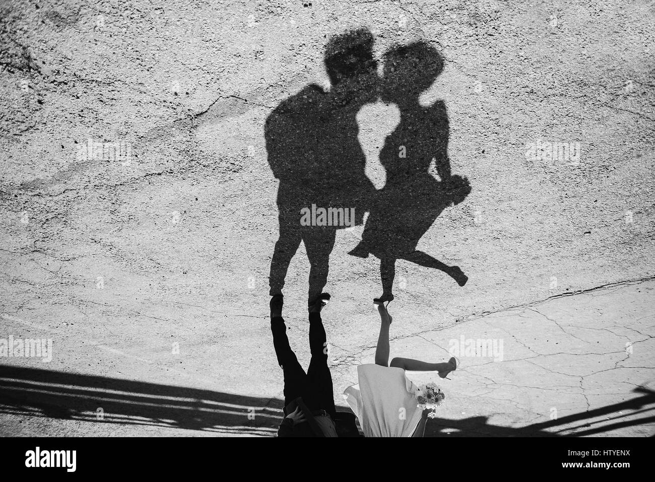 Schatten von Mann und Frau küssen Stockfoto
