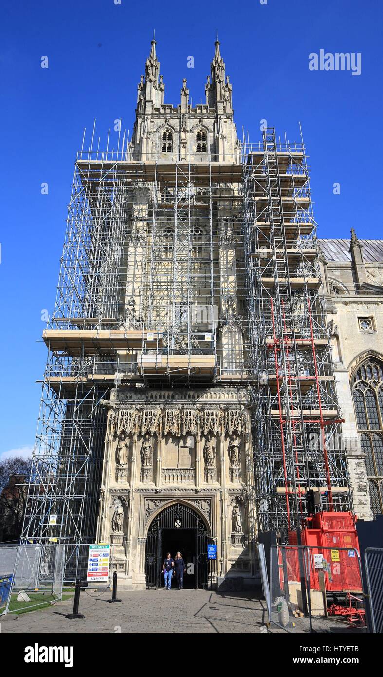 Eine Ansicht von Canterbury Steinhuser als interne 53 Meter langen Sicherheit auf einer Terrasse hoch über dem Hauptschiff der Kathedrale baut für ein Naturschutz-Team zu arbeiten und jede verdrängt Stein und Gips zu fangen. Stockfoto