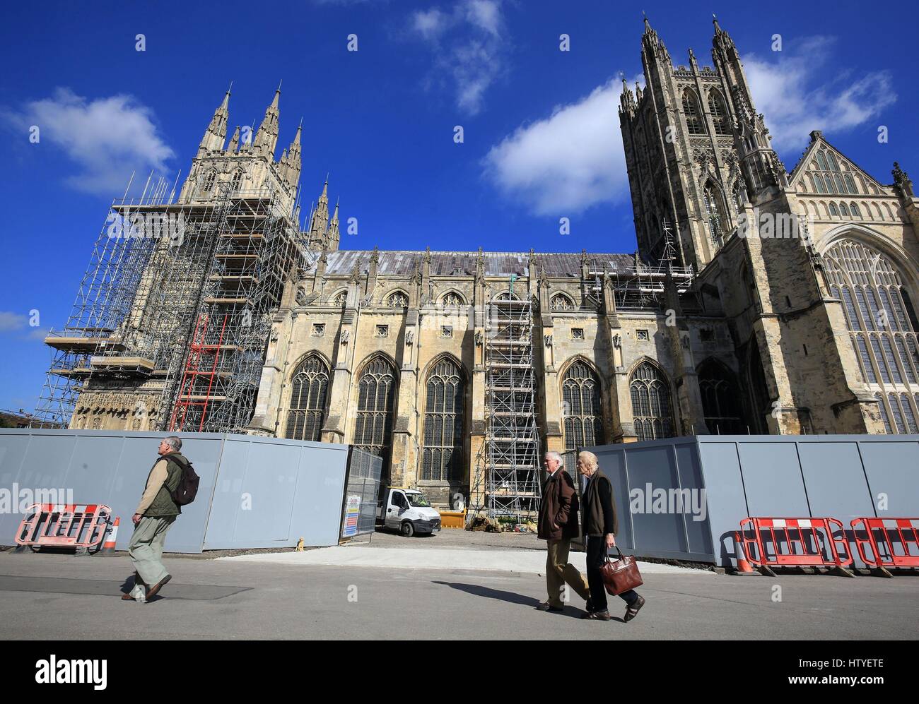 Eine Ansicht von Canterbury Steinhuser als interne 53 Meter langen Sicherheit auf einer Terrasse hoch über dem Hauptschiff der Kathedrale baut für ein Naturschutz-Team zu arbeiten und jede verdrängt Stein und Gips zu fangen. Stockfoto